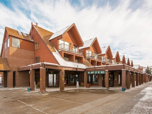 LODGE
