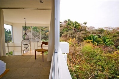 Casa de arquitectura soleada con vista al mar y piscina infinita