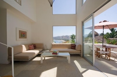 Casa de arquitectura soleada con vista al mar y piscina infinita