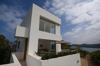 Casa de arquitectura soleada con vista al mar y piscina infinita