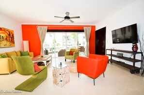 Tropical Living Room! Professionally decorated. Gorgeous view of garden & Pool ♡