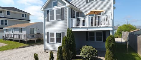This home is in a great location! close to several beaches and restuarants.