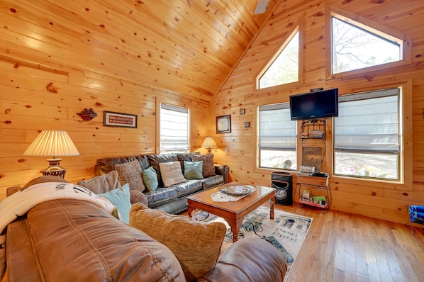 Broken Bow Vacation Rental | 1BR | 1BA | Stairs Required | 850 Sq Ft
