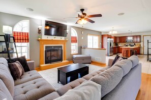 Living Room | Queen Sleeper Sofa | Free WiFi | Smart TV