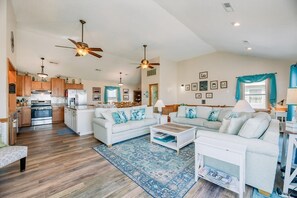 Top level living area (4)
