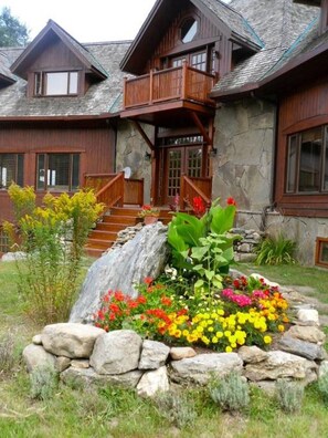 Main entrance - Entrée principale