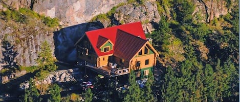 Lovely log home perched on cliffs above Skaha Lake minutes from Skaha climbing area