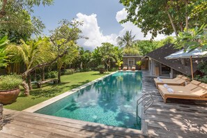 Luxury 2BR villa, walk to Canggu Beach 