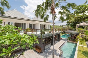 Luxury 2BR villa, walk to Canggu Beach 