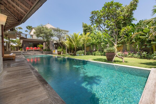 Luxury 2BR villa, walk to Canggu Beach 