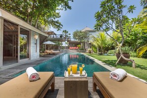 Luxury 2BR villa, walk to Canggu Beach 