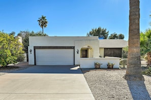 Single-Story Home | Parking | Garage (1 Vehicle) | Driveway (2 Vehicles)