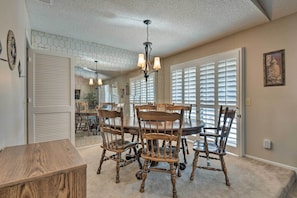 Dining Area | Dishes & Flatware Provided