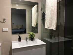 Master bed en-suite 