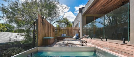 Bañera de hidromasaje al aire libre