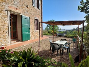 The entrance of the apartment Erica with a private area for outside eating..