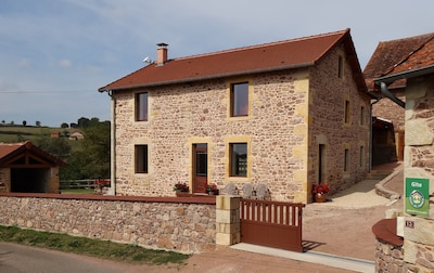 Casa rural en el campo verde, montañoso del sur de Borgoña