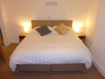 Beautiful Home from Home Two Bedroom Apartment in Crosby, Liverpool, UK