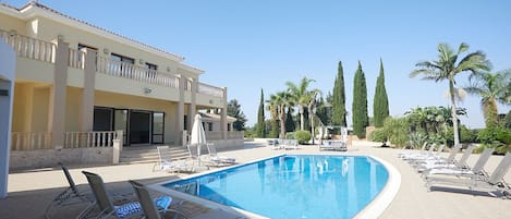 Villa Jorja, Luxury 7BDR Protaras Villa, 5 minute drive to Fig Tree Bay Beach