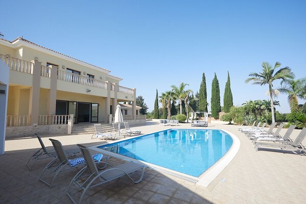 Villa Jorja, Luxury 7BDR Protaras Villa, 5 minute drive to Fig Tree Bay Beach