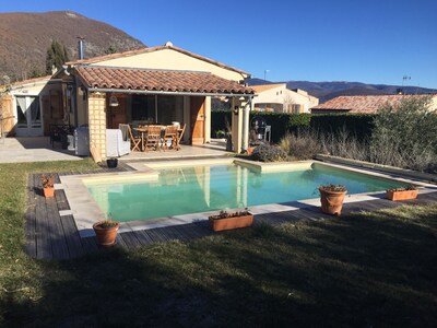 Villa luminosa y confortable con piscina en una colina y pueblo catalogado