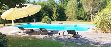 Plante, L'Eau, Ciel, Piscine, Arbre, Ombre, Paysage Naturel, Mobilier De Jardin, Parapluie, Balancelle