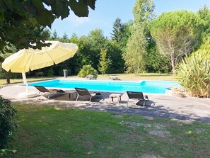 Plante, L'Eau, Ciel, Piscine, Arbre, Ombre, Paysage Naturel, Mobilier De Jardin, Parapluie, Balancelle