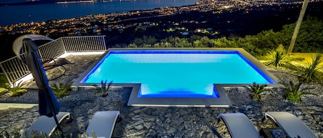 Villa Hill View - heated pool with panoramic view, relaxed atmosphere in nature