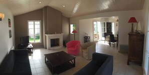 Maison Centre du village des Portes en Ré : Le salon (SMART TV, Box Wifi fibre)