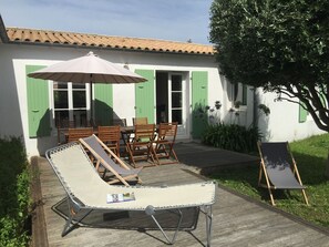 La terrasse dans le jardin (rue calme)