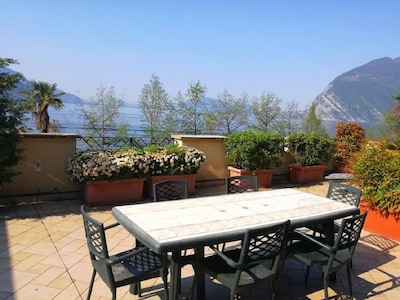 BEAUTIFUL APARTMENT ON THE LUNGOLAGO, WITH LARGE LAKE VIEW PANORAMIC TERRACE 