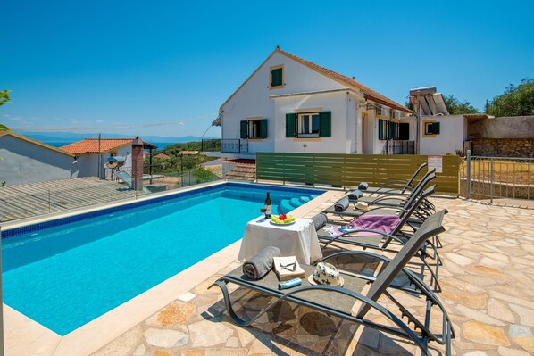 Poolside paradise%3A Enjoy sun%2Dsoaked days in your private oasis