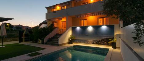 7 bedrooms, 3.5 bathrooms, heated pool, jacuzzi and 40m to the beach and sea