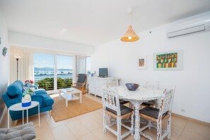 Lounge/dining area