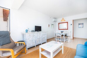 Lounge/dining area