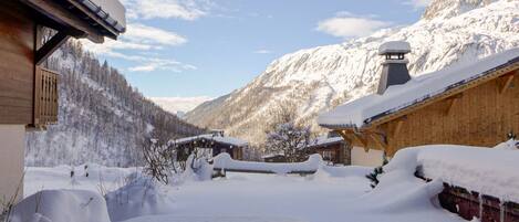 Sky, Snow, Cloud, Property, Daytime, Building, Mountain, Azure, Slope, Tree