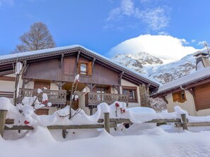 Himmel, Schnee, Wolke, Gebäude, Fenster, Berg, Baum, Haus, Steigung, Holz