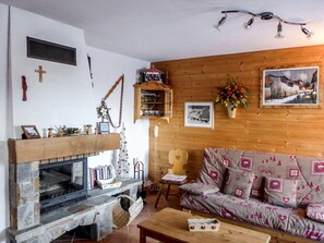 Room, Living Room, Property, Interior Design, Furniture, House, Wall, Building, Home, Table