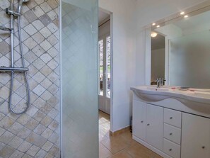 Miroir, Armoire De Toilette, Robinet, Cabinetry, Luminaire Plomberie, Évier, Salle De Bains, Bâtiment, Bois