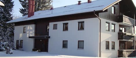 In diesem Haus befindet sich unsere Wohnung ebenerdig mit Terrasse