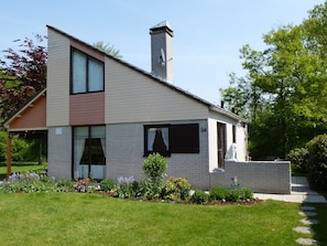 sonnige Terrasse und viel Grün ums Haus Foto noch vor der Renovierung