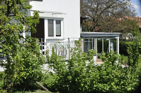 Eingang und sonnige Südterrasse