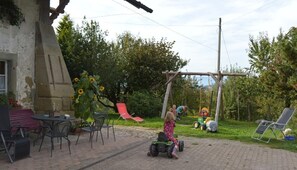 Vor dem Bauernhaus