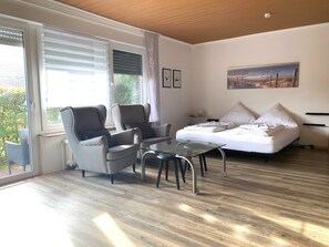 GROTE KAMER:  Das Bett ist 180 x 200 cm