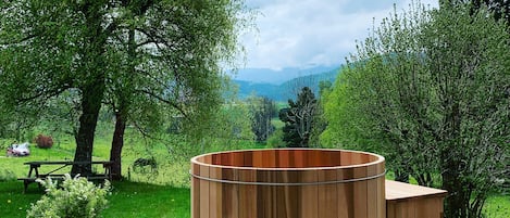 Outdoor spa tub