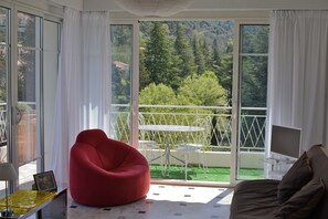 Salon donnant largement sur la terrasse. Le fauteuil de Paulin pour G. Pompidou