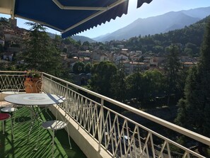 Dans l'alignement du Balcon tournant le village de Vernet avec son Eglise