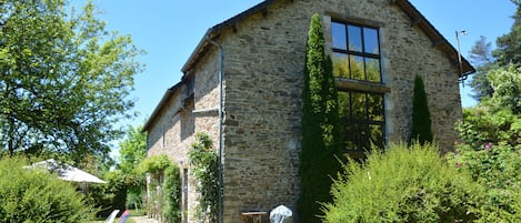 Ancienne grange aménagée avec terrasses, piscine. Superbe vue sur la vallée.