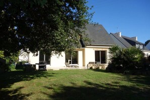 vue de la maison côté jardin et piscine