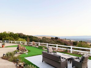 Lounging area and enjoy the putting green